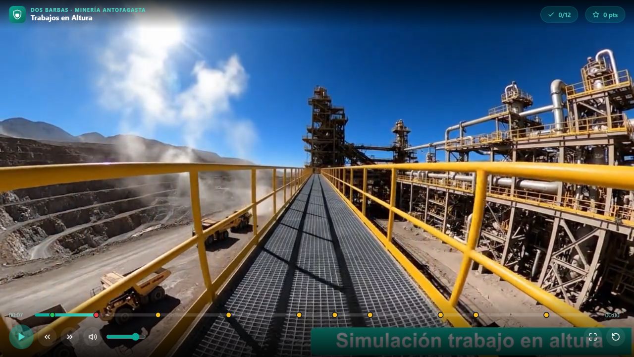 Fotograma real del video interactivo: plataforma, barandas y entorno minero